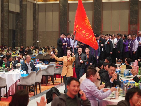 廣東黑金剛創(chuàng)始人 馮秀烽會長 帶領(lǐng)著商會成員們走向舞臺